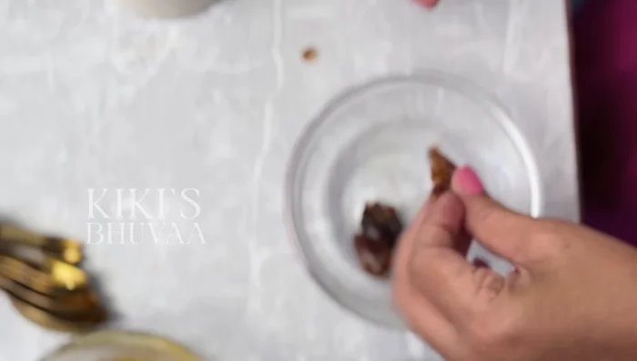 Prepare the date chutney: Blend 5 dates into a smooth paste. No need to soak.