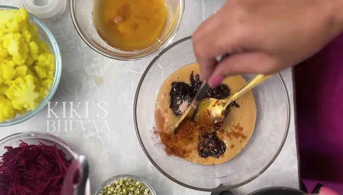 Prepare the topping sauce: Mix tamarind mix, red chili powder/peri peri, and pepper powder.