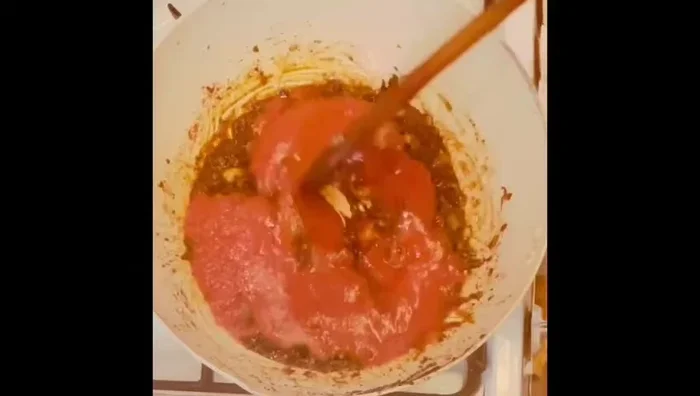 Add tomato sauce and salt. Cook for 1 minute on medium flame, then reduce heat to low, cover, and cook for 3 minutes. (99.84)
