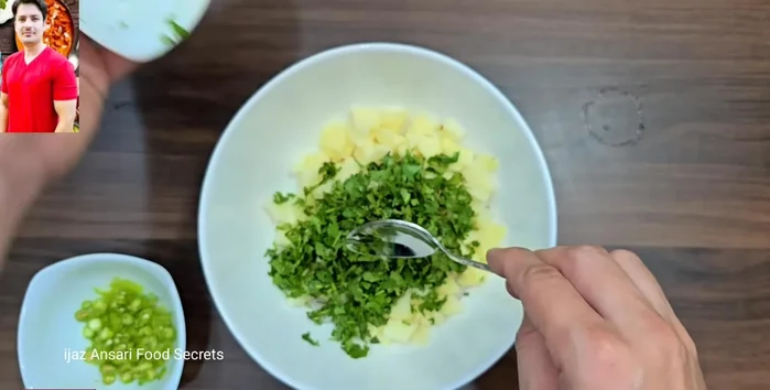 Wash and finely chop the coriander and mint (if using).