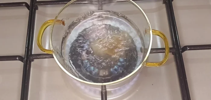 Once boiling, add 2 chicken Maggi cubes. Stir until dissolved.