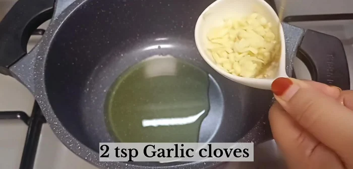In a pan, sauté 2 tablespoons of garlic in 2 tablespoons of oil until fragrant.