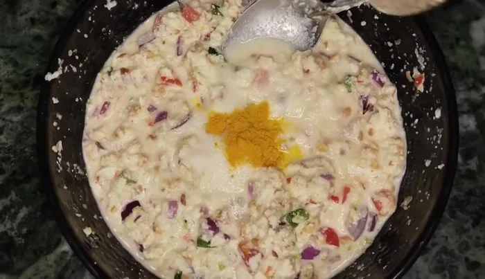 Add salt, turmeric powder, black pepper powder, cumin seeds, chaat masala (or lemon juice/dry mango powder), and chili powder to the semolina mixture. (155.16)