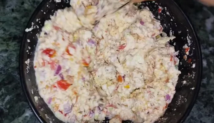 Combine the two mixtures (gram mixture and semolina mixture). Let it sit covered for 5 minutes. (181.76)