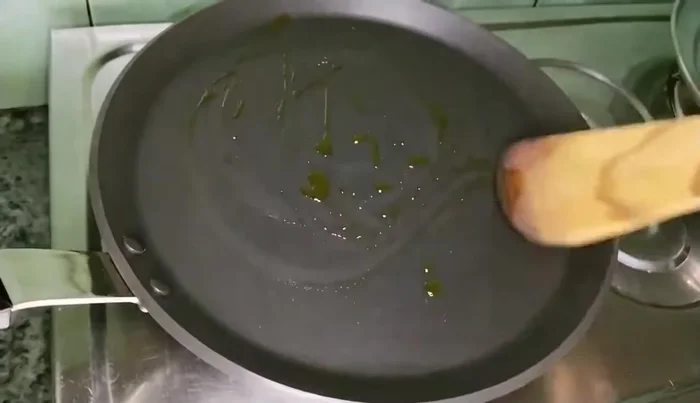 Heat oil in a pan. Pour spoonfuls of batter onto the pan, spreading them thinly. Cook on medium heat until lightly browned on both sides. (223.519)