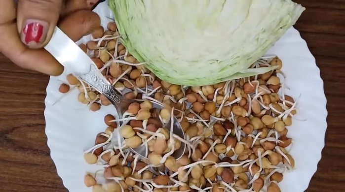 Soak gram overnight. Drain and keep tied in a cotton cloth for two days until sprouts appear. (0.4)