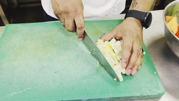 Wash the cauliflower thoroughly.