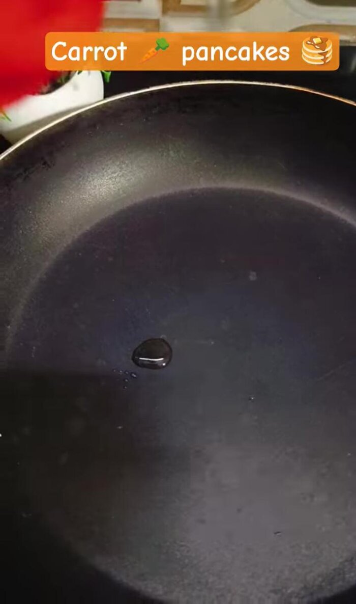 Pour a little oil into the pan and spread it well.