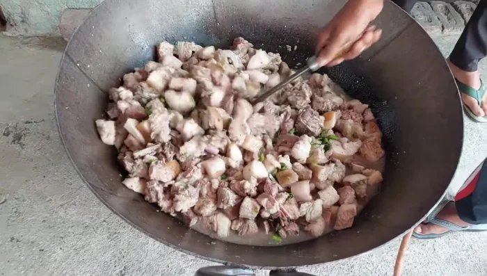 Cook the kebabs: Place the marinated meat in a pot. Add spices as needed. Cover and let it simmer for approximately 20 minutes, allowing the meat to release its natural oils.