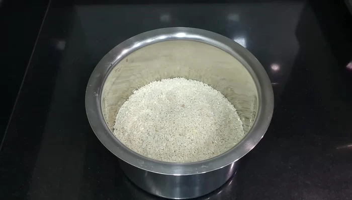 Wash and soak the rice, urad dal, sabudana, and avalakshi in water for 4-5 hours.