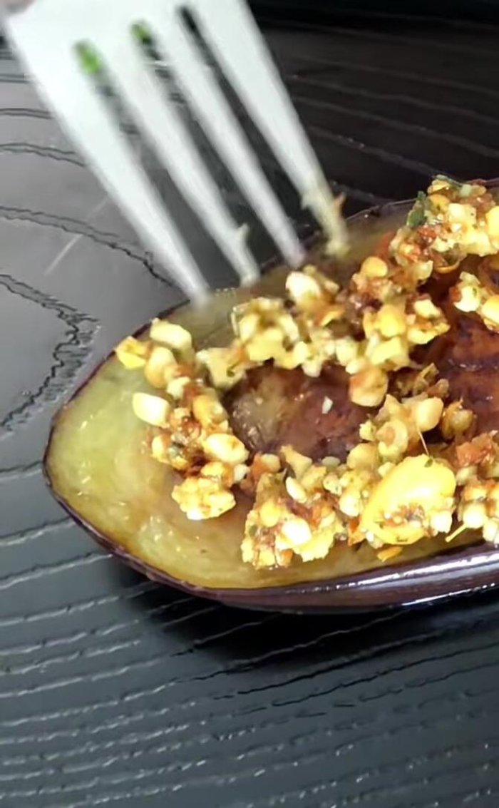 Top the cooked eggplant slices with the peanut paste.