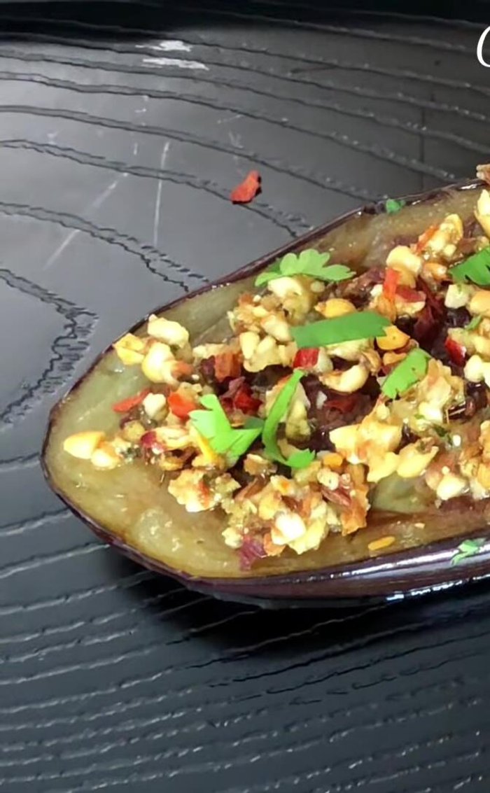 Garnish with red chili flakes and coriander leaves.