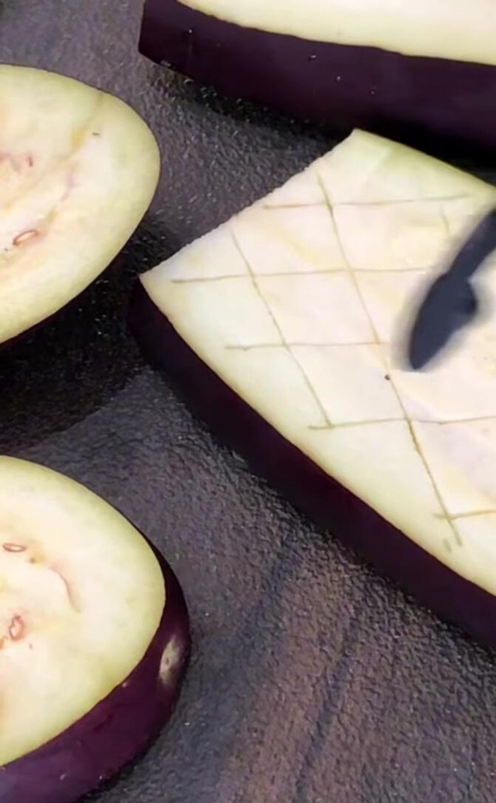 Sprinkle oil and salt on both sides of the eggplant slices.