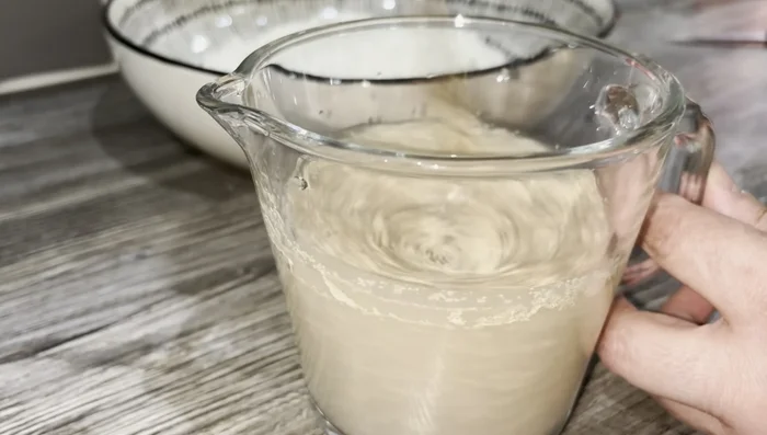 Add 1 tsp salt and 2 tbsp oil to the flour. Mix well.