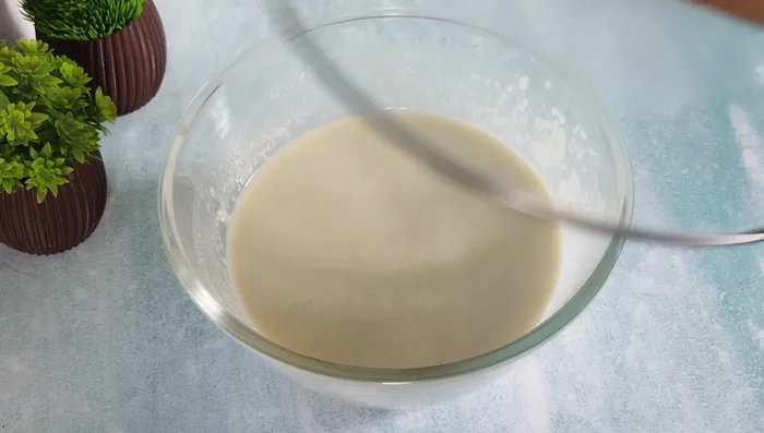 Let the batter rest for at least 1 hour. The semolina will swell and the batter will become thicker.