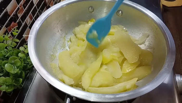 Cool the cooked mangoes and blend into a smooth puree.
