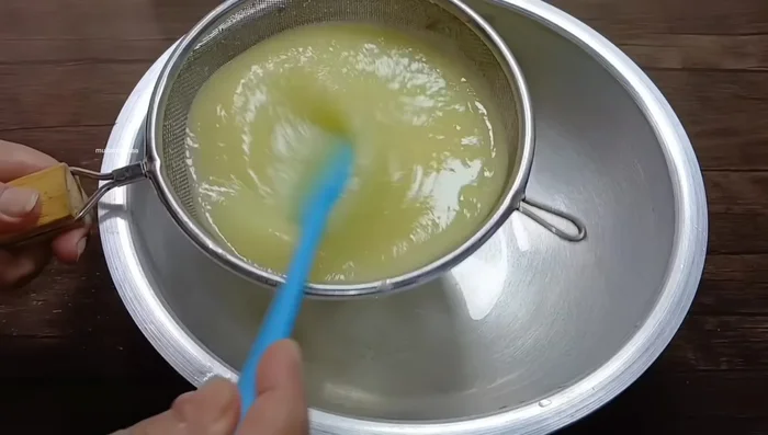 Strain the puree using a strainer to remove any particles.