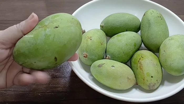 Wash and thoroughly wipe raw mangoes.