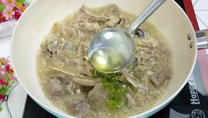 Grind green chilies finely and add them to the cooked mutton along with oil. Mix well.
