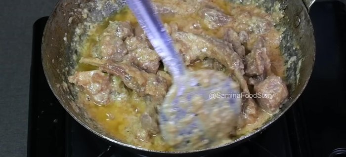 Roast the mutton until the oil separates (362).