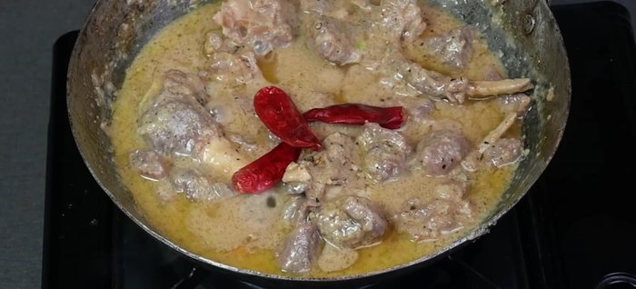 Add dried red chilies (457.599).