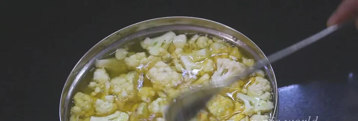 Cut a medium-sized cauliflower into small florets. Boil in hot water with a little turmeric powder and salt for 10-20 minutes.