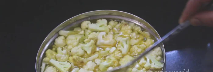 Wash the cauliflower well and drain in a sieve.