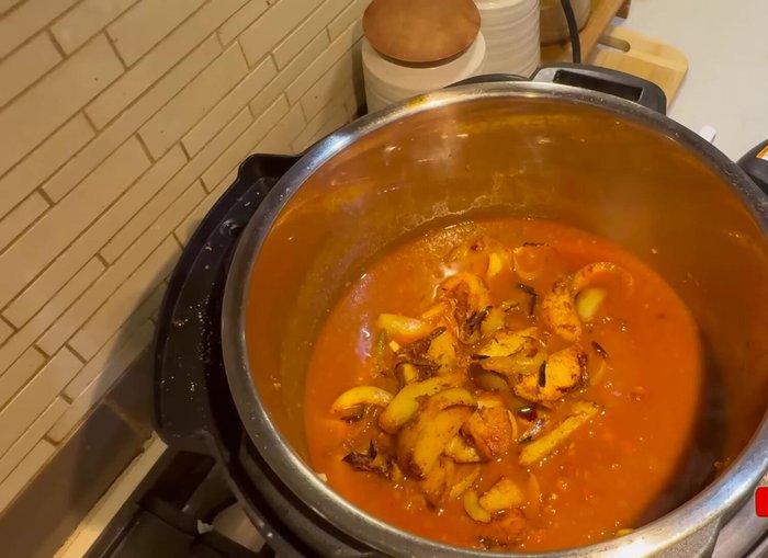 Add the fried potatoes and onions to the chickpeas, along with garam masala (optional) and coriander leaves (835.72).
