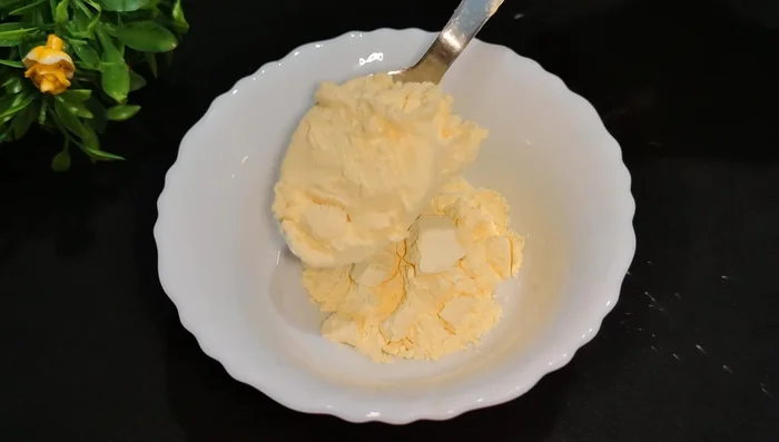 In a separate bowl, mix custard powder with cold milk until smooth. No lumps should remain.