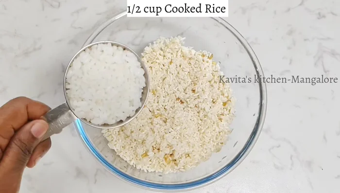 Mix dosa rice, idli rice, and fenugreek seeds.