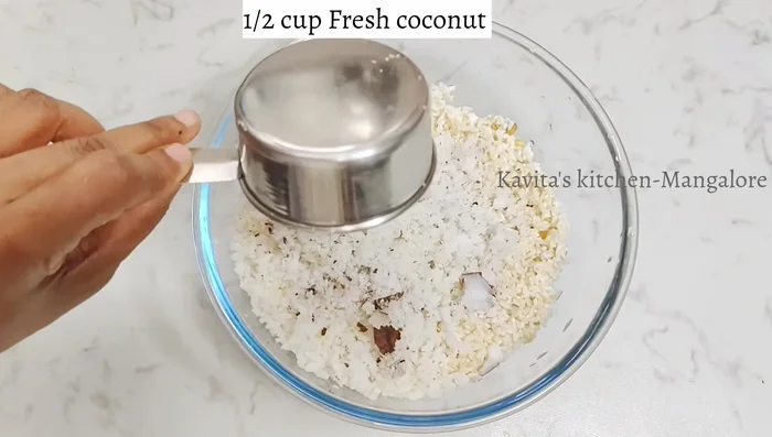 Finely chop the rice and mix with fenugreek seeds. Soak for 4 hours.