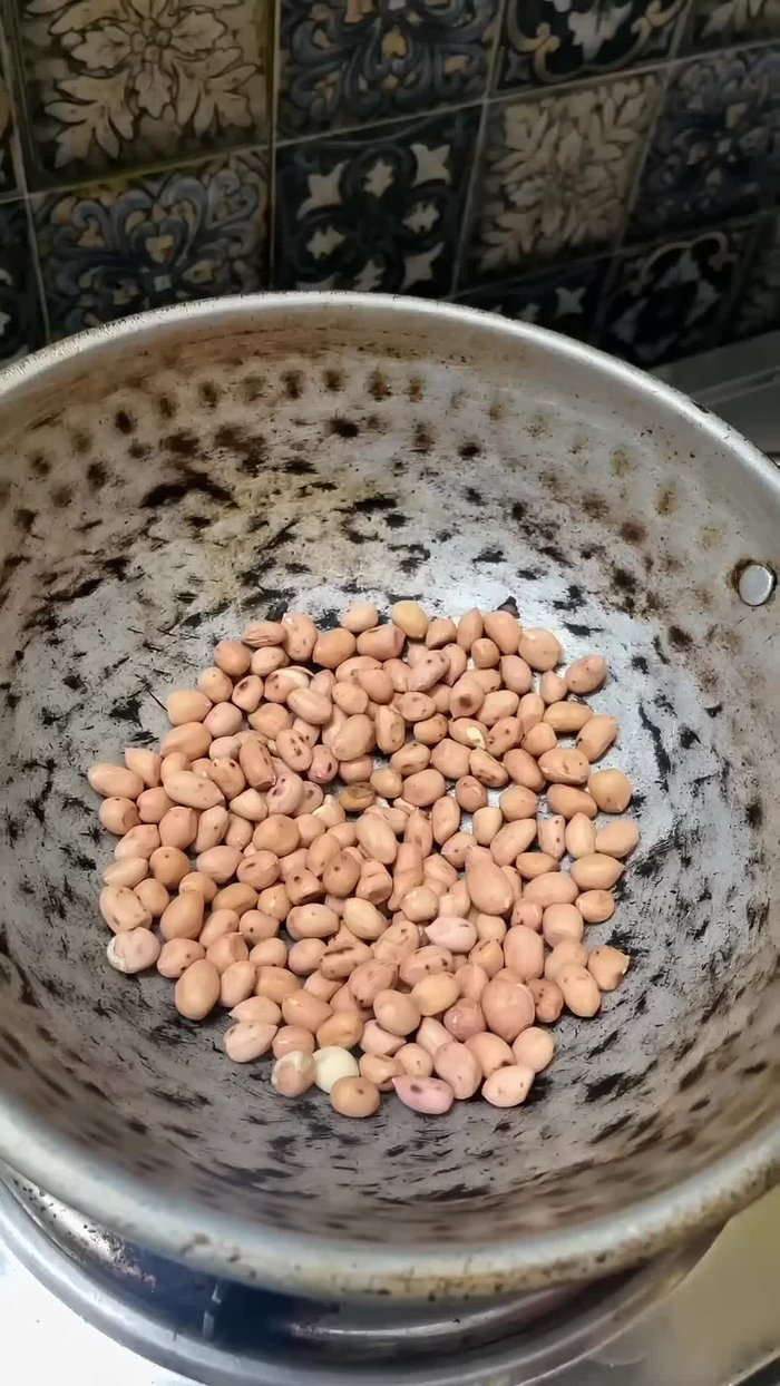 After roasting well, add the same amount of crushed peanuts and fry.