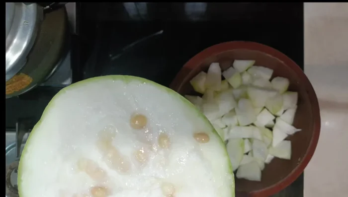 Peel and cut the ash gourd into cubes. (39)
