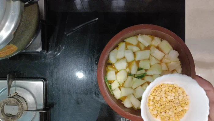 Wash and boil tuar dal until soft. Keep aside. (75.439)