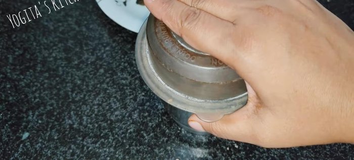 Once the roasted ingredients have cooled, grind the peanuts, sesame seeds, and red chilies into a coarse powder using pulse mode on a mixer.