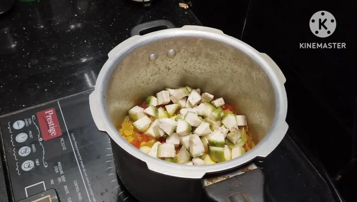 Add salt to taste, add a little water, cover and cook well. Let it cool.
