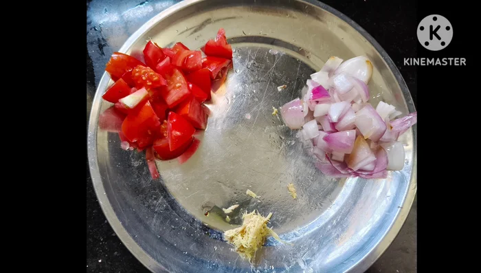 Finely chop one medium-sized tomato and one medium-sized onion. Grate a small piece of ginger. Lightly scrape off the outer skin of a banana, cut it into small cubes, and put it in water to prevent sogginess.