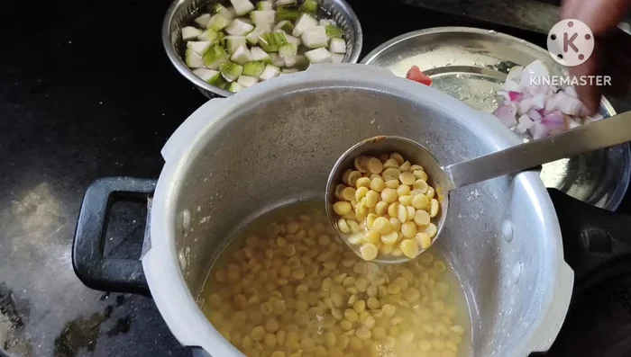 Pour water into a heavy-bottomed vessel and cook the peanuts at 50% speed until half-cooked.