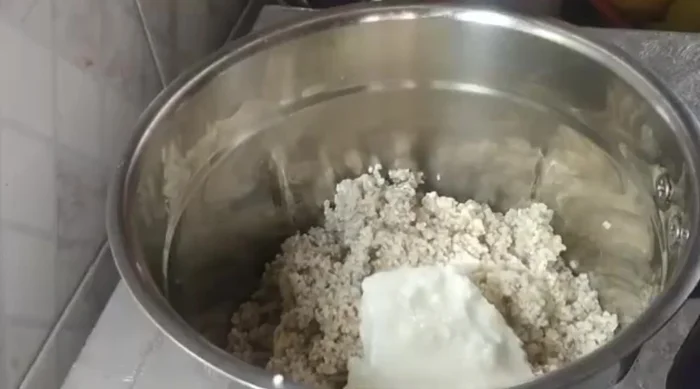Blend the soaked barley porridge with 2-3 spoons of curd in a mixer jar.