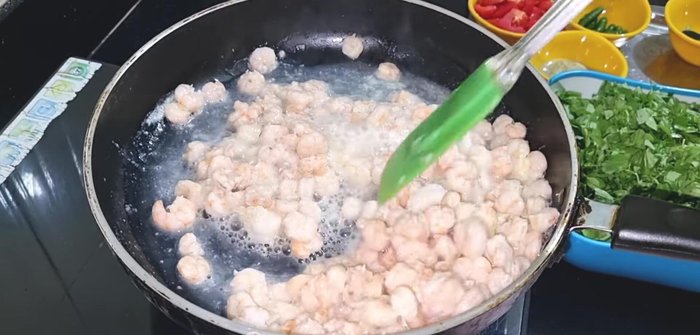 Remove the prawns from the pan and drain excess water.