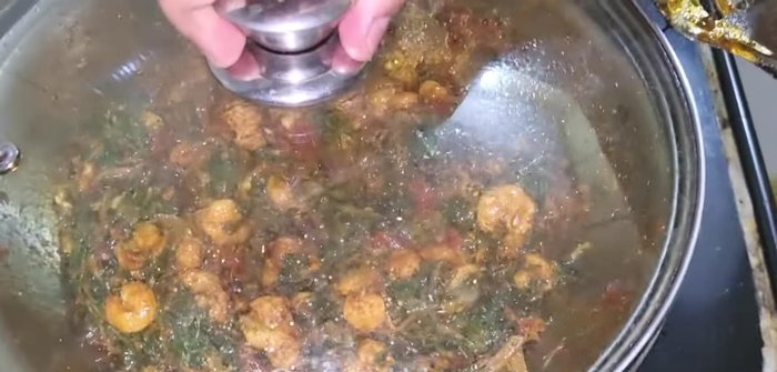 Simmer on low flame for 5 minutes to allow the fenugreek and prawns to meld well.