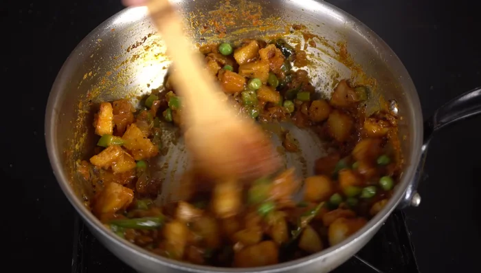 Mix the roasted idlis with the masala. Garnish with chopped cilantro.