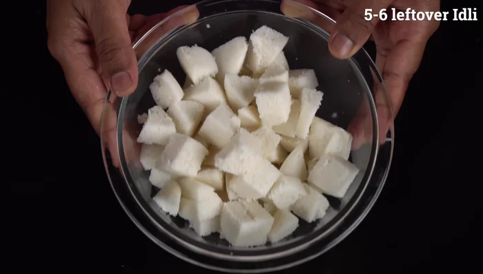 In an iron pan, heat 2-3 tablespoons of oil.