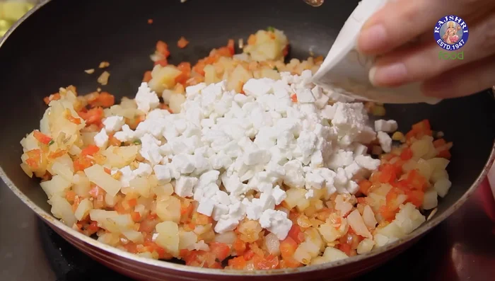 Add finely chopped paneer (optional), corn (optional), or bell peppers (optional).
