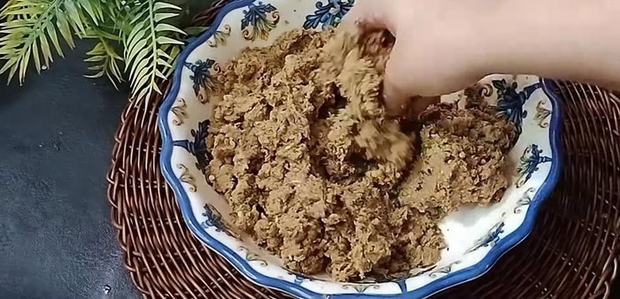 Add an egg to the minced meat mixture and mix well with your hands. Refrigerate to allow it to set.