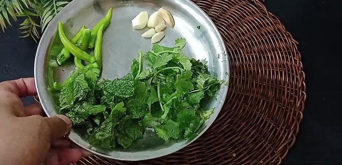 Prepare a chutney by blending green chilies, coriander, mint, garlic, and salt.