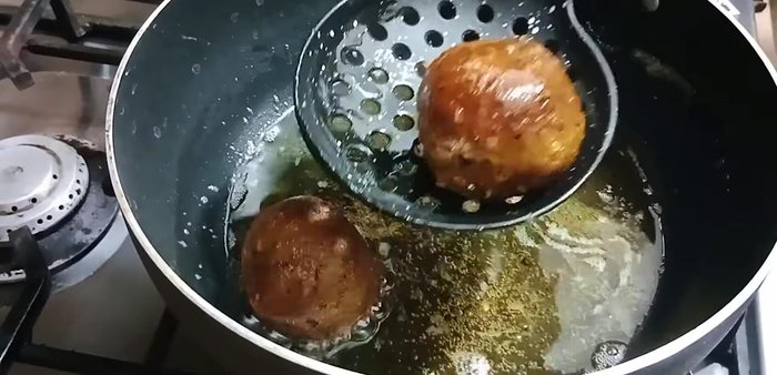 Arrange the fried koftas in a dish, and pour the yogurt mixture over them. Cover completely.