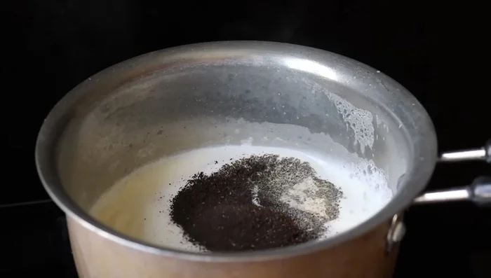 Do not let the milk boil for too long after adding the tea powder. Once the color changes slightly, turn off the stove.