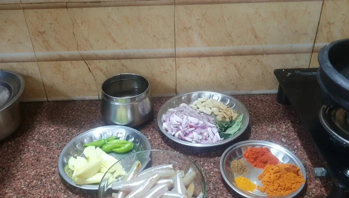 Wash and prepare 500g of anchovies.