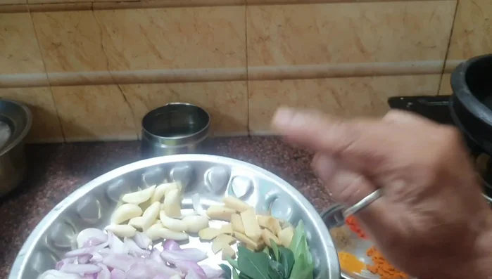 Finely chop 150g of small onions and sauté until cooked. Peel and keep aside 1 small clove of garlic and 2 inches of ginger, chopped into small pieces.